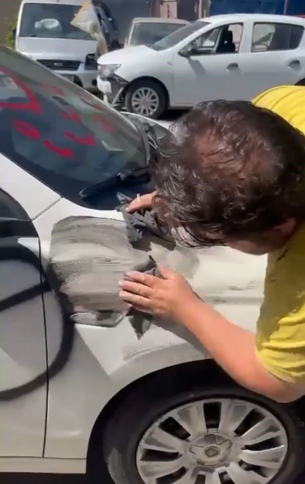 Saplantılı Aşığın Sprey Boyayla Aşk Duvarına Döndürdüğü Otomobil Temizlendi