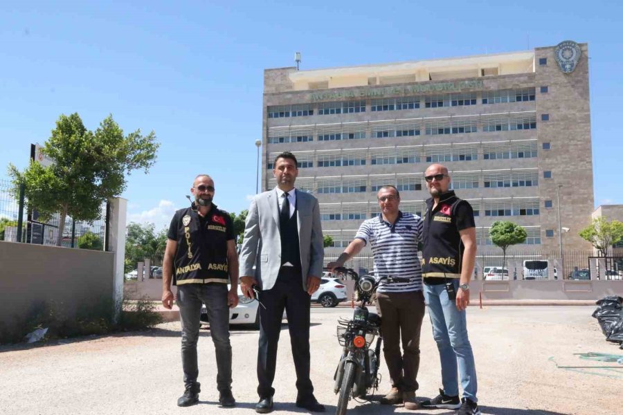Kavga Sırasında Çalınan Elektrikli Bisikletini Bir Anda Karşısında Görünce Polislere Sarıldı