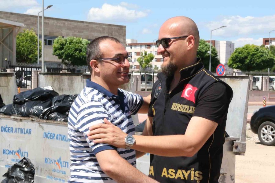 Kavga Sırasında Çalınan Elektrikli Bisikletini Bir Anda Karşısında Görünce Polislere Sarıldı