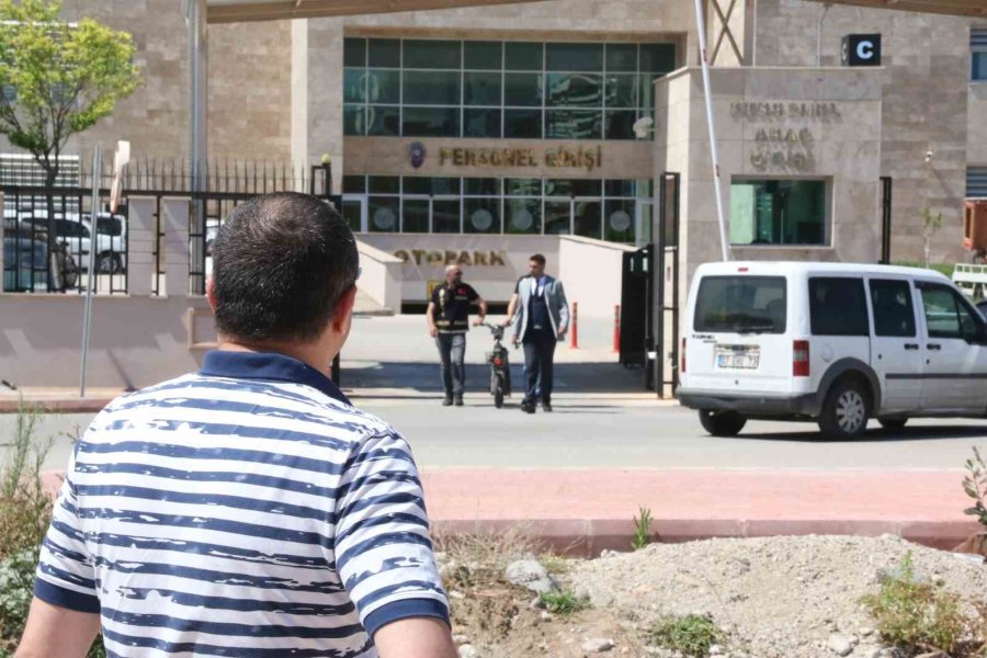 Kavga Sırasında Çalınan Elektrikli Bisikletini Bir Anda Karşısında Görünce Polislere Sarıldı