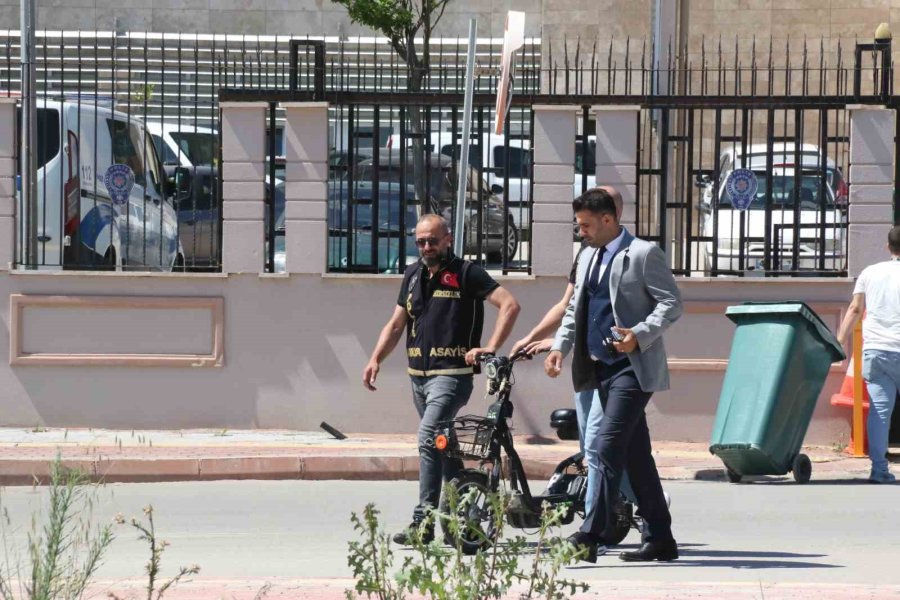 Kavga Sırasında Çalınan Elektrikli Bisikletini Bir Anda Karşısında Görünce Polislere Sarıldı