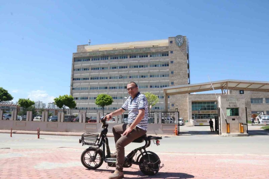 Kavga Sırasında Çalınan Elektrikli Bisikletini Bir Anda Karşısında Görünce Polislere Sarıldı