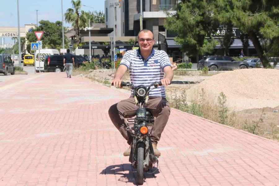 Kavga Sırasında Çalınan Elektrikli Bisikletini Bir Anda Karşısında Görünce Polislere Sarıldı