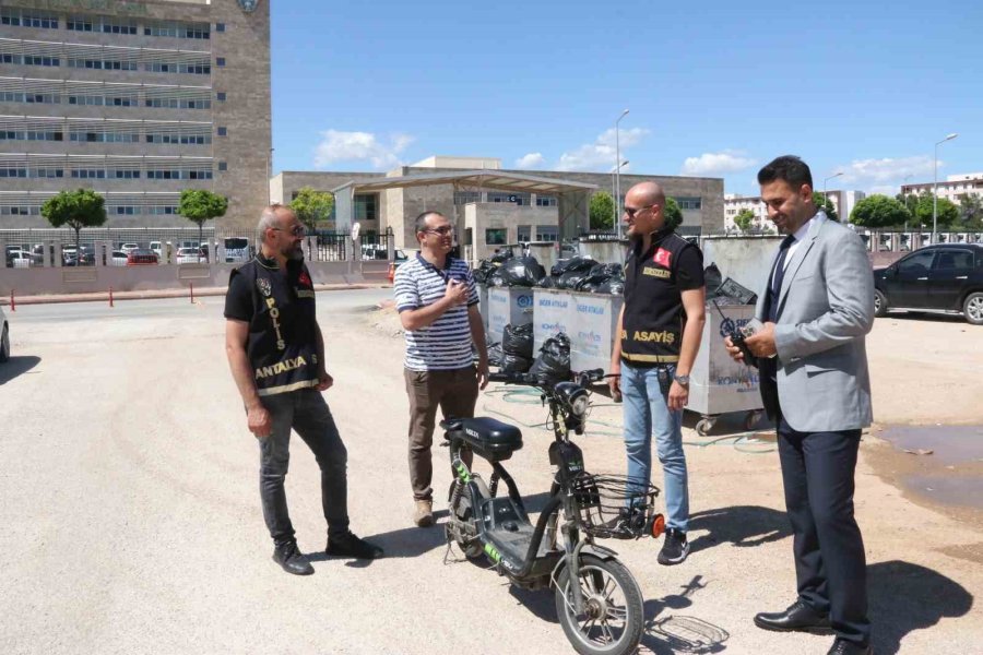Kavga Sırasında Çalınan Elektrikli Bisikletini Bir Anda Karşısında Görünce Polislere Sarıldı
