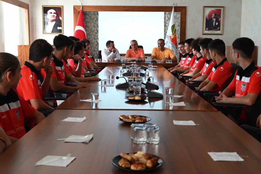 Şampiyonluk Pastasını Birlikte Kestiler