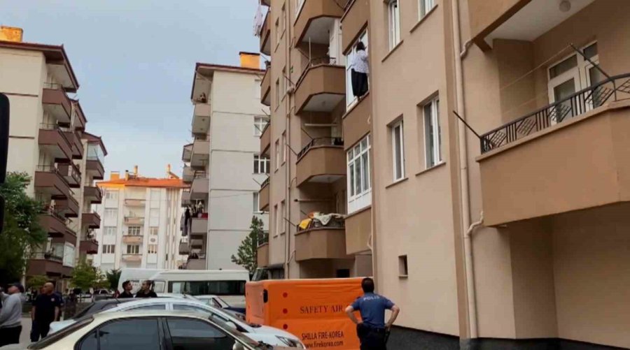 İtfaiyenin Açtığı Şişme Yatak Can Kurtardı