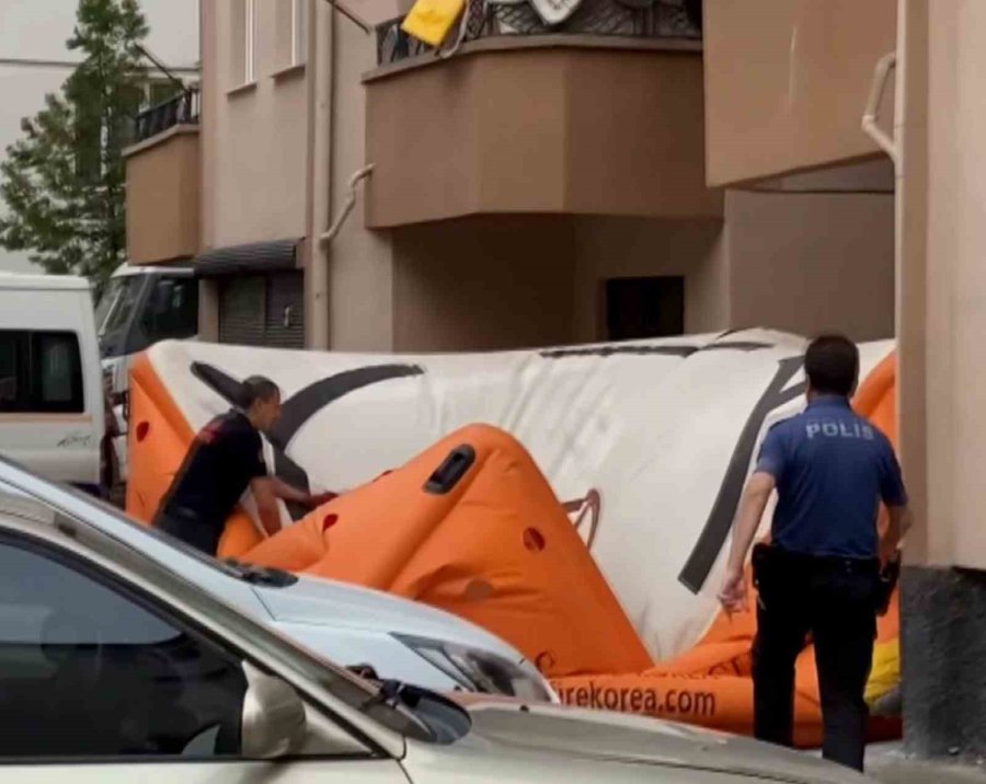 İtfaiyenin Açtığı Şişme Yatak Can Kurtardı