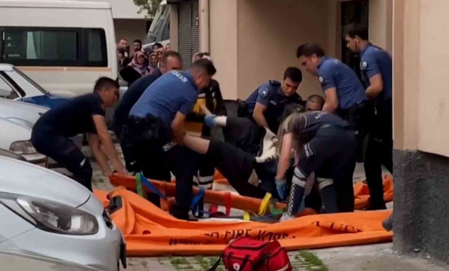 İtfaiyenin Açtığı Şişme Yatak Can Kurtardı