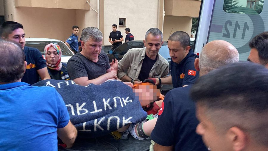 İtfaiyenin Açtığı Şişme Yatak Can Kurtardı