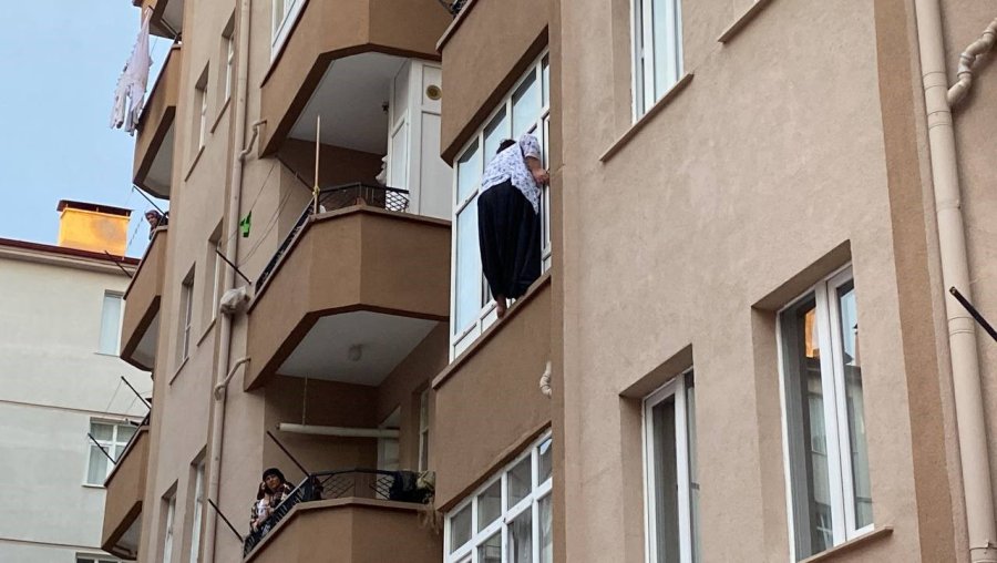 İtfaiyenin Açtığı Şişme Yatak Can Kurtardı