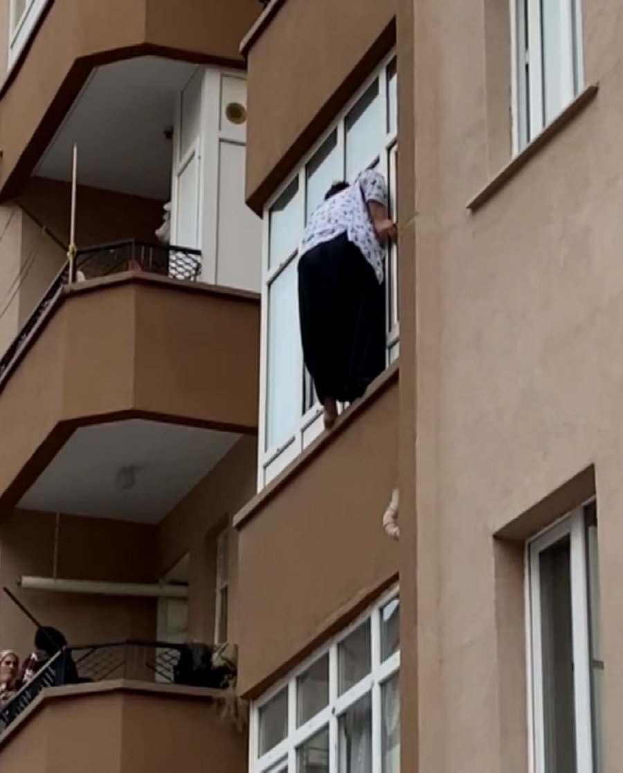 İtfaiyenin Açtığı Şişme Yatak Can Kurtardı