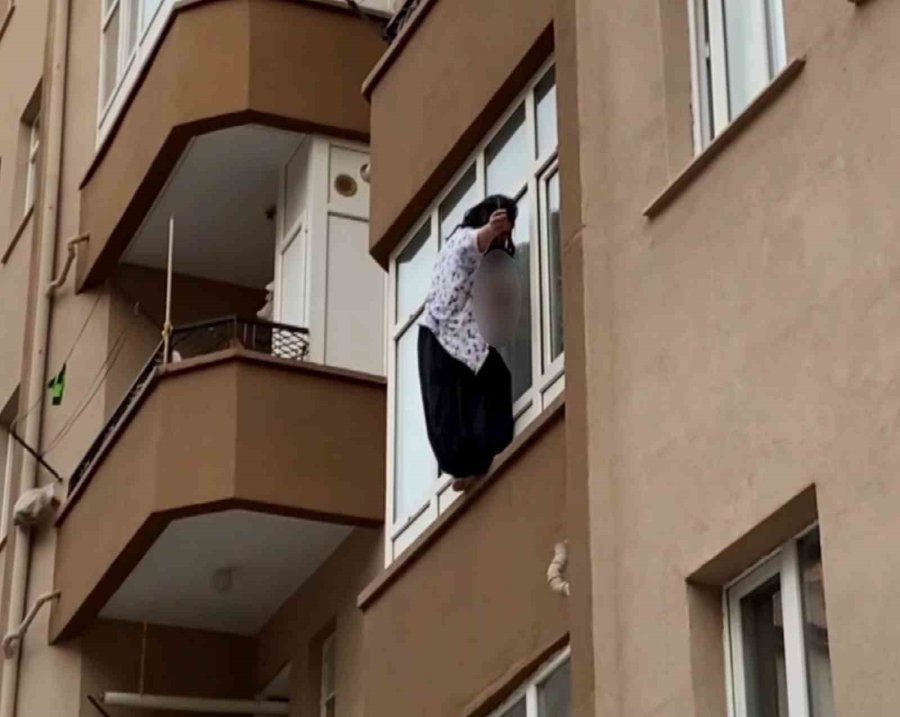 İtfaiyenin Açtığı Şişme Yatak Can Kurtardı