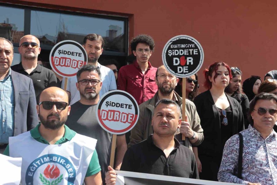 Öğretmene Sinirlendi, Müdüre Saldırıp Odayı Dağıttı