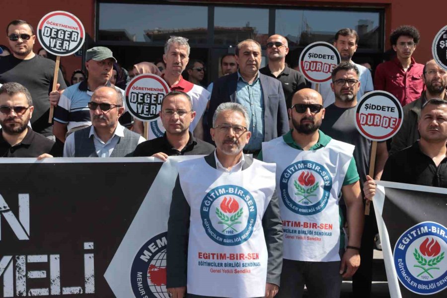 Öğretmene Sinirlendi, Müdüre Saldırıp Odayı Dağıttı