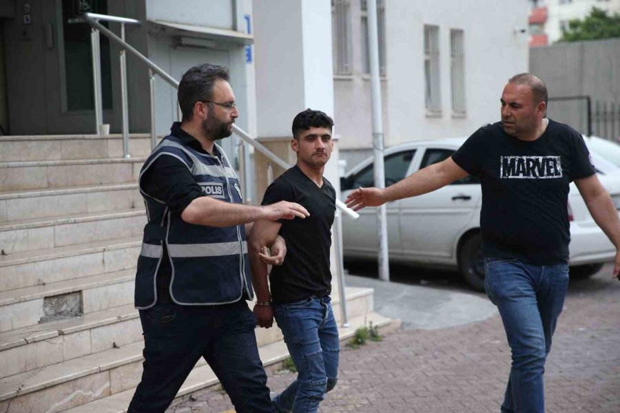 19 Yıl Hapis Cezası Bulunan Şahıs ’şöyle Çekin’ Dedi, Poz Verdi