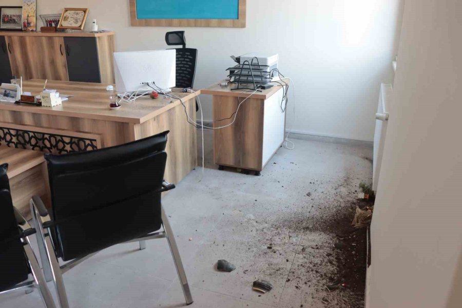 Öğretmene Sinirlendi, Müdüre Saldırıp Odayı Dağıttı