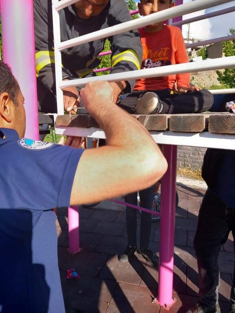 Oyun Parkında Ayağı Ahşap Arasına Sıkışan Çocuğu İtfaiye Kurtardı