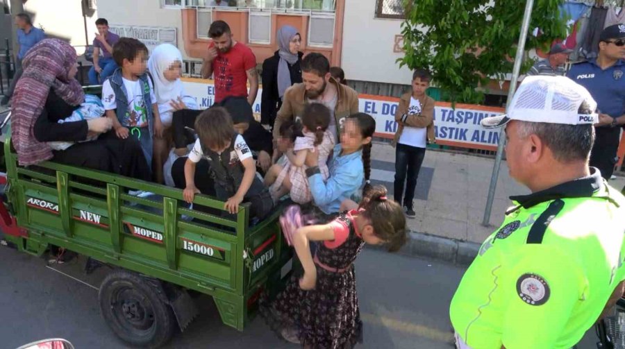 2’si Bebek 8’i Çocuk Tam 16 Kişi Bindi, Minibüs Değil Motosiklet