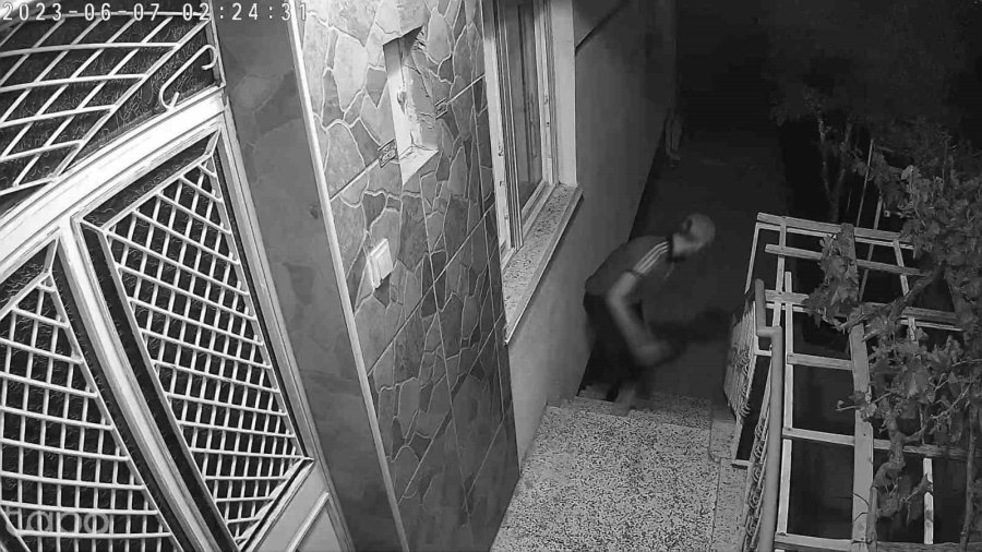 Sensörlü Lambanın Hırsızları Püskürtmesi Güvenlik Kamerasına Yansıdı