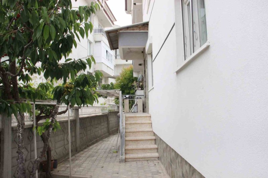 Sensörlü Lambanın Hırsızları Püskürtmesi Güvenlik Kamerasına Yansıdı