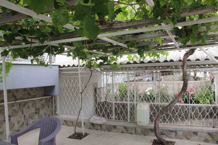 Sensörlü Lambanın Hırsızları Püskürtmesi Güvenlik Kamerasına Yansıdı