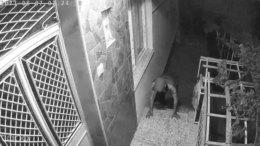 Sensörlü Lambanın Hırsızları Püskürtmesi Güvenlik Kamerasına Yansıdı