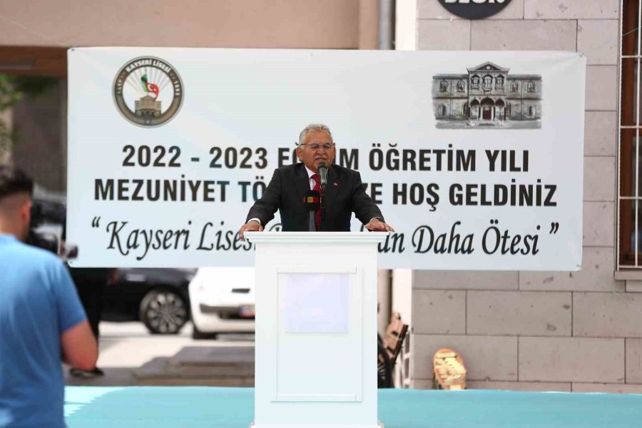 Başkan Büyükkılıç Ve Vali Çiçek, Kayseri Lisesi Mezuniyet Töreni’nde Öğrencilerle Buluştu