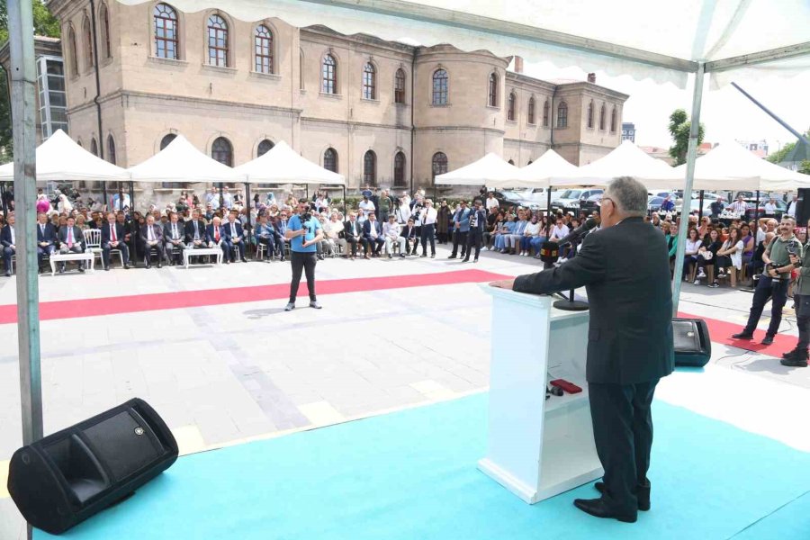 Başkan Büyükkılıç Ve Vali Çiçek, Kayseri Lisesi Mezuniyet Töreni’nde Öğrencilerle Buluştu