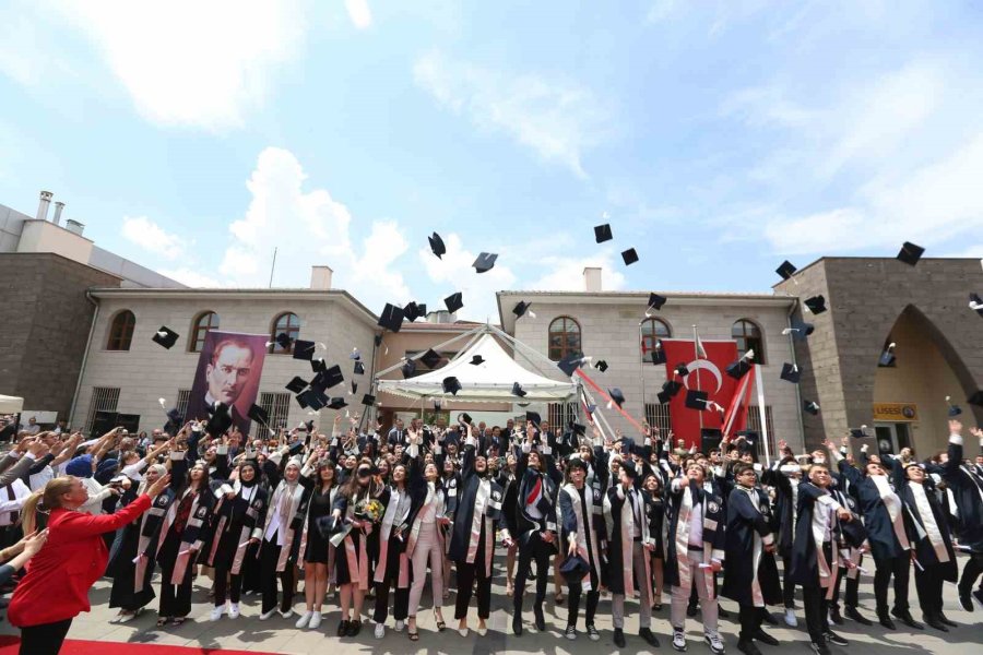 Başkan Büyükkılıç Ve Vali Çiçek, Kayseri Lisesi Mezuniyet Töreni’nde Öğrencilerle Buluştu