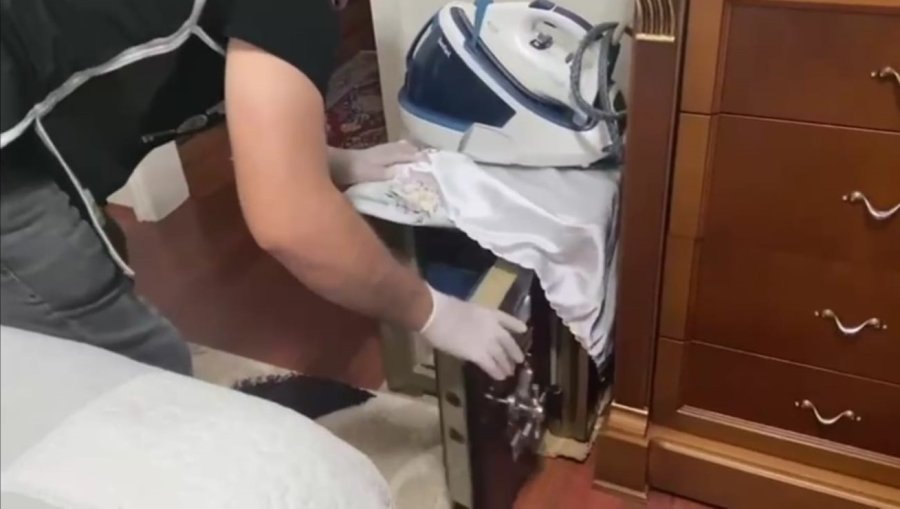 Çelik Kasadan Yüzlerce Tarihi Eser Çıktı