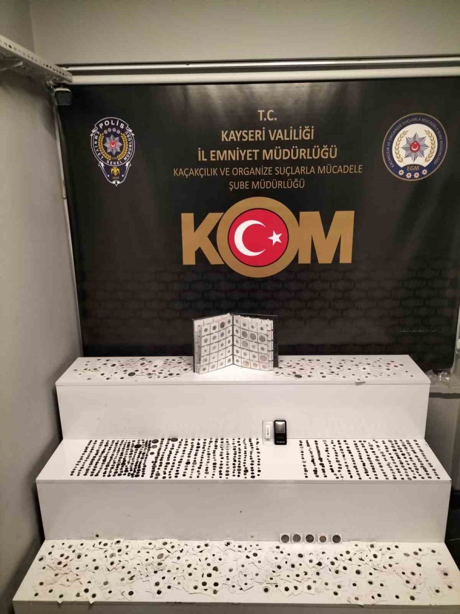 Çelik Kasadan Yüzlerce Tarihi Eser Çıktı