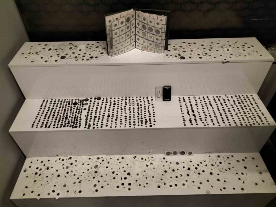 Çelik Kasadan Yüzlerce Tarihi Eser Çıktı