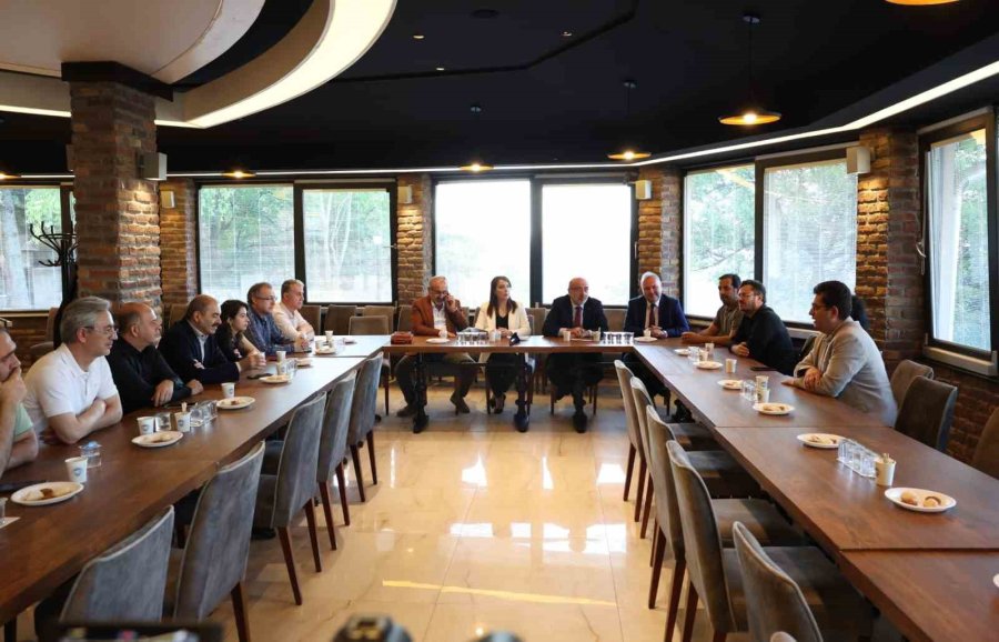 Rektör Karamustafa ’küreselleşme, Dijital Bağımlılık Ve Gençlik’ Konulu Söyleşi Programına Katıldı