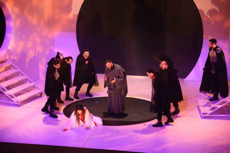 Konya Şehir Tiyatrosu “barsisa” Oyununu Bu Kez Denizli’de Sahnelendi