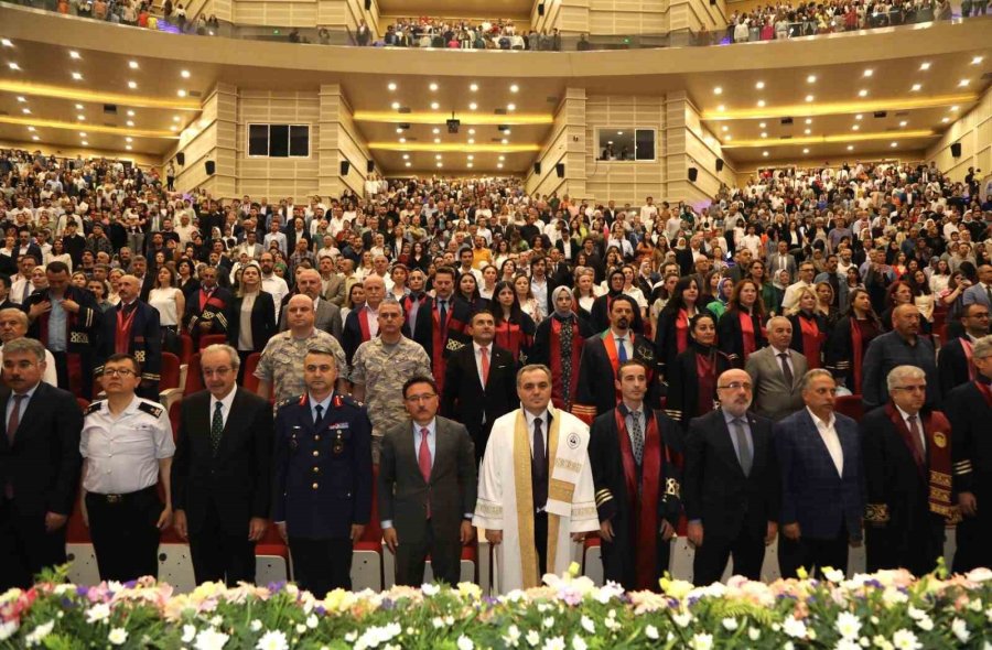 Erü Tıp Fakültesi 49. Dönem Mezunlarını Verdi