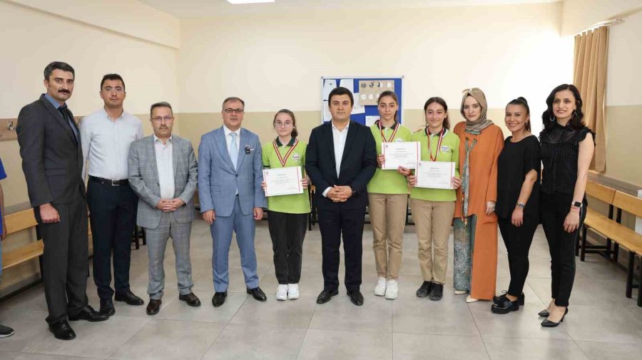 Geleceğin Bilim İnsanları Projelerini Sergiledi