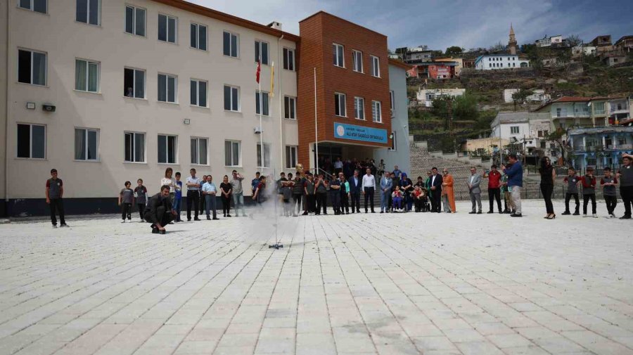 Geleceğin Bilim İnsanları Projelerini Sergiledi