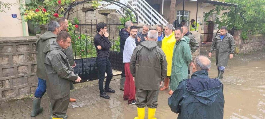 Kayseri’de Sağanak Sele Dönüştü, Bazı İş Ve Evleri Su Bastı