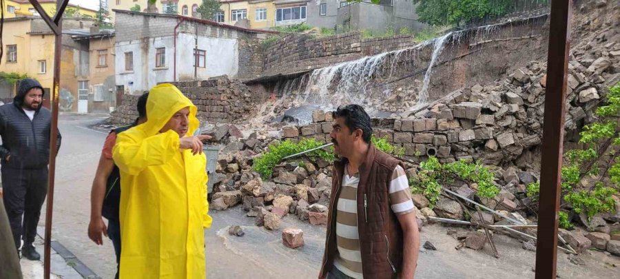 Kayseri’de Sağanak Sele Dönüştü, Bazı İş Ve Evleri Su Bastı