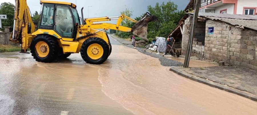 Kayseri’de Sağanak Sele Dönüştü, Bazı İş Ve Evleri Su Bastı