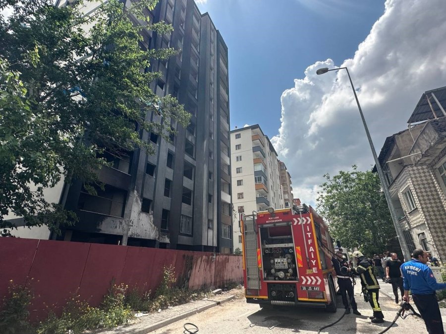 İnşaat Halindeki Binanın Yalıtım Malzemeleri Yandı