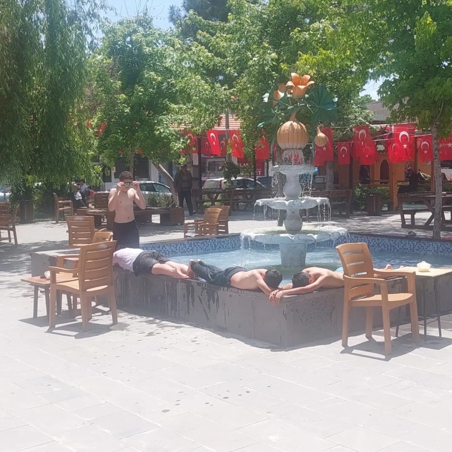 Havalardan Bunalan Çocuklar Süs Havuzuna Girdi