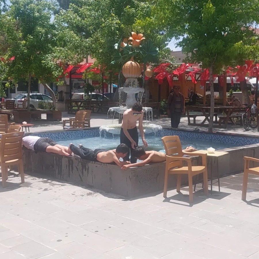 Havalardan Bunalan Çocuklar Süs Havuzuna Girdi