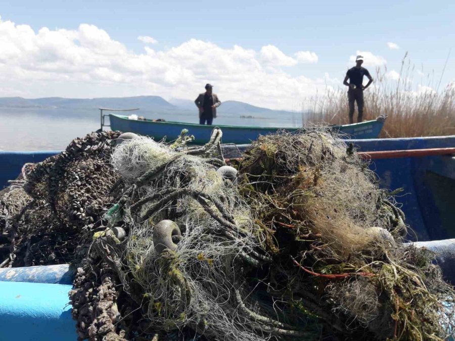 Balıkçılar Gölde Yasak Sezonda Hayalet Ağ Avlıyor