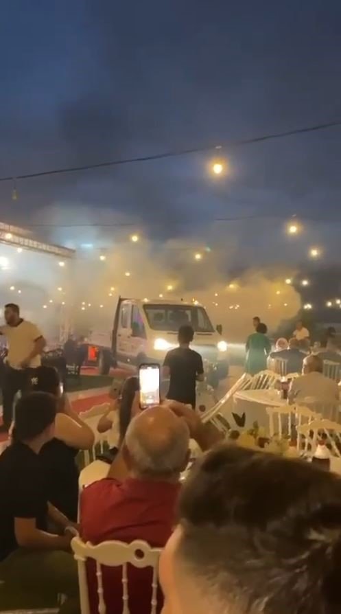 Kırmızı Halıdan Gelin Ve Damattan Önce Sivrisinek İlaçlama Aracı Girdi