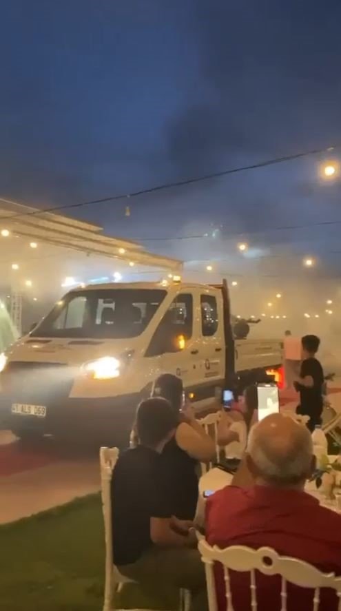 Kırmızı Halıdan Gelin Ve Damattan Önce Sivrisinek İlaçlama Aracı Girdi