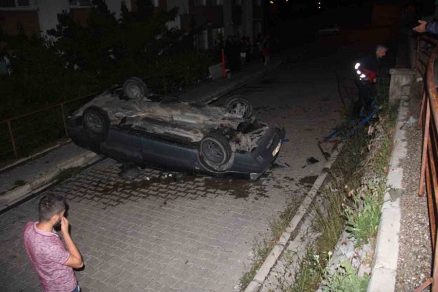 Kontrolden Çıkan Otomobil Devrildi: 3 Yaralı