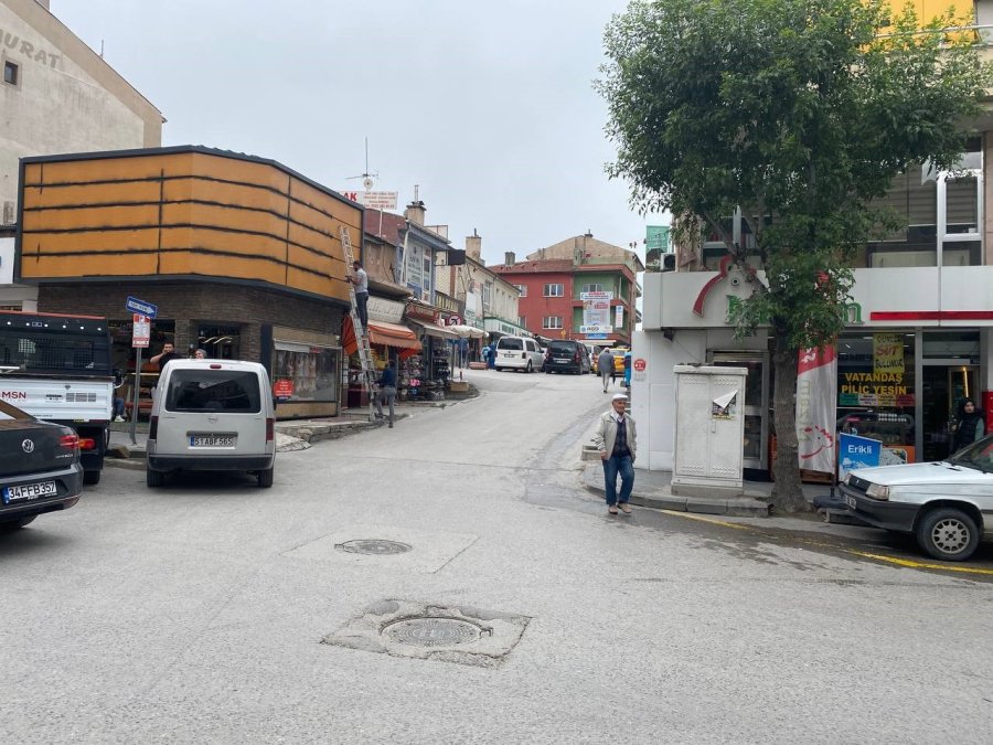 Hafif Ticari Araç Geri Kaçtı, 2 Kişiyi Altına Aldı