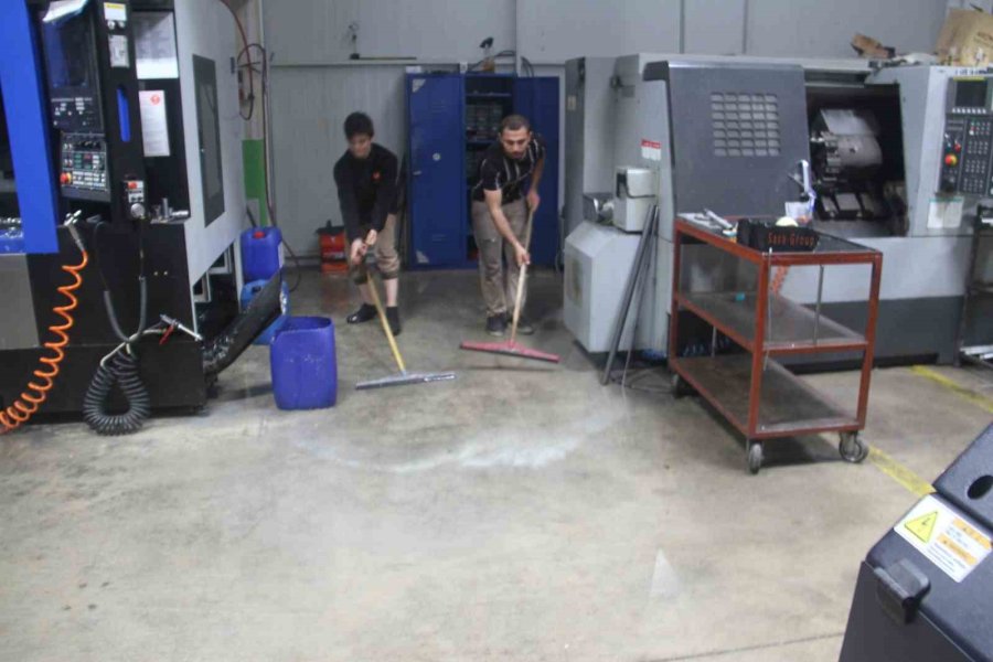 Konya’da Göle Dönüşen Yollarda Araçlar Mahsur Kaldı, Fabrikaları Su Bastı