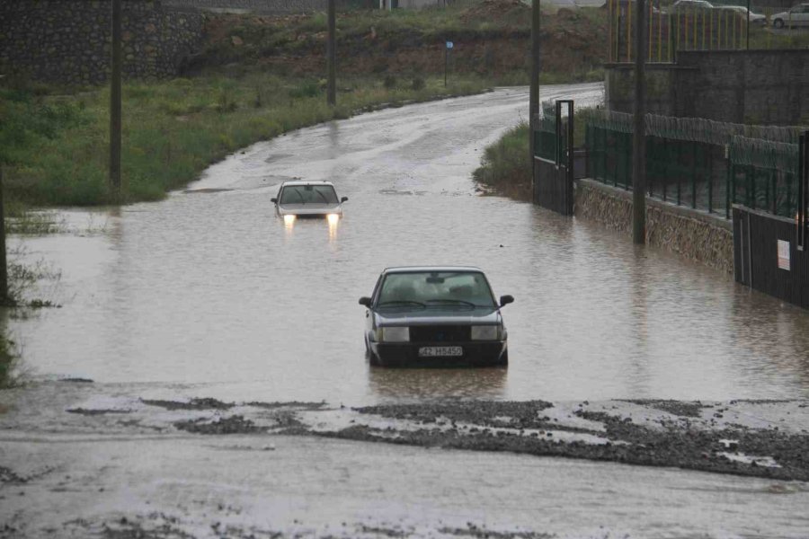 Konya’da Göle Dönüşen Yollarda Araçlar Mahsur Kaldı, Fabrikaları Su Bastı